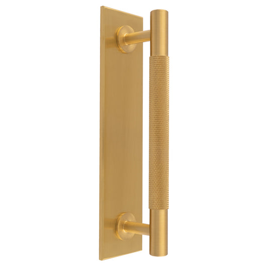 KNURLED PULL HANDLE ON BACKPLATE (128MM C/C) - SATIN BRASS -