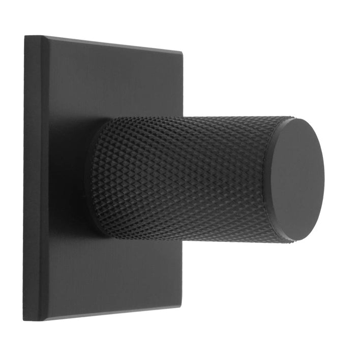 KNURLED KNOB ON SQUARE BACKPLATE - MATT BLACK -