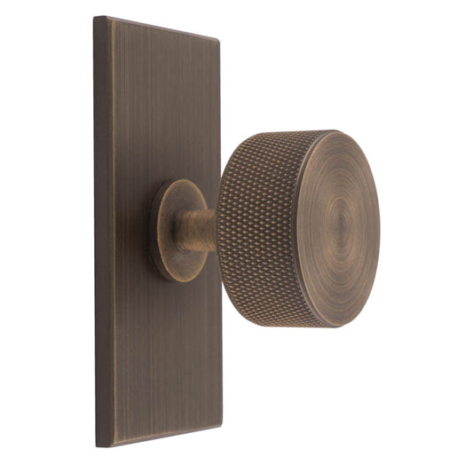 KNURLED KNOB ON RECTANGULAR BACKPLATE - ANTIQUE BRASS -