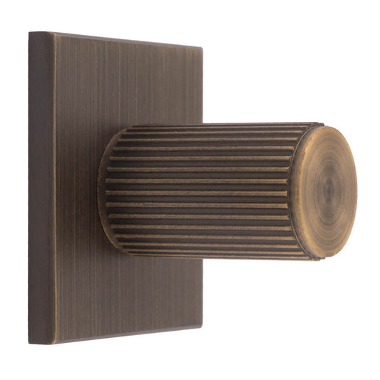 LINES T-BAR KNOB ON SQUARE BACKPLATE - ANTIQUE BRASS -