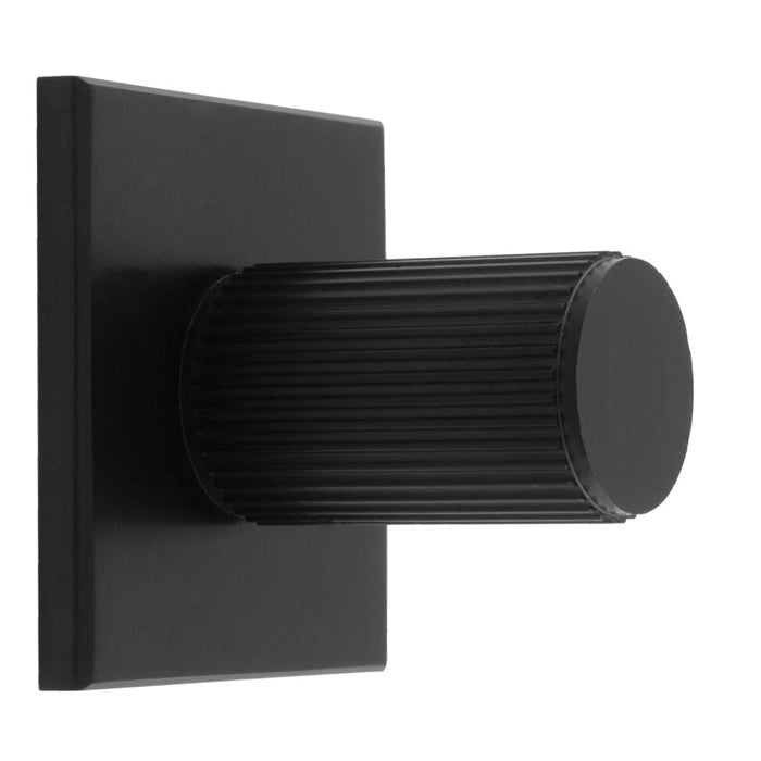 LINES KNOB ON SQUARE BACKPLATE - MATT BLACK -